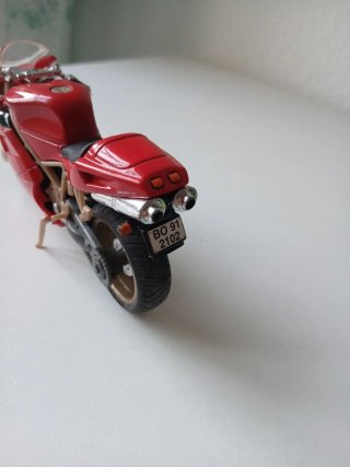 Moto a escala 1:18 Ducati Roja