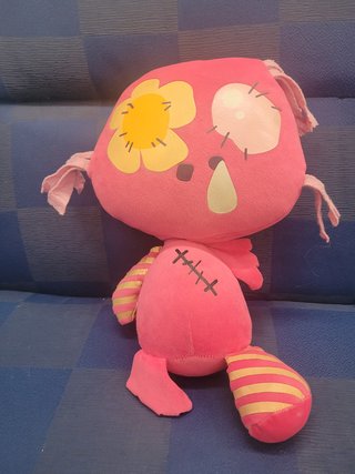 Peluche rosa estilo muñeco remendado