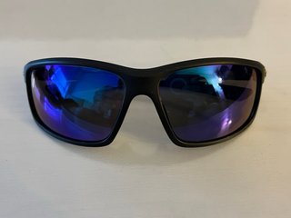 Gafas de sol negras y moradas