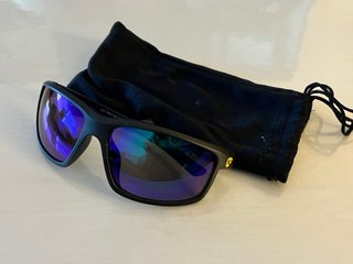 Gafas de sol negras y moradas