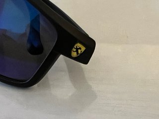 Gafas de sol negras y moradas