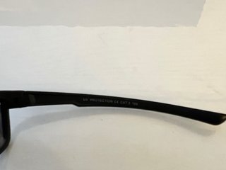 Gafas de sol negras y moradas