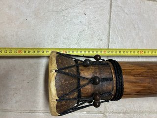 Tambor africano de madera y piel