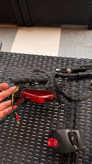Soporte matrícula con luz trasera y direccionales