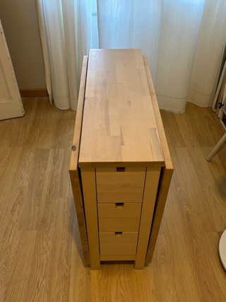 Mesa de madera con cajones