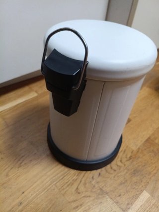 Cestino piccolo per bagno bianco e nero