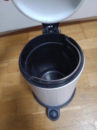 Cestino piccolo per bagno bianco e nero