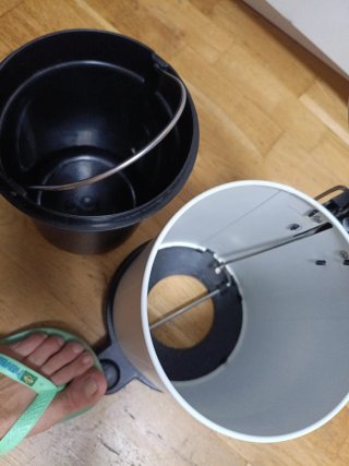 Cestino piccolo per bagno bianco e nero