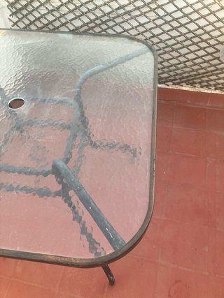 Mesa terraza cristal y metal negra para sombrilla
