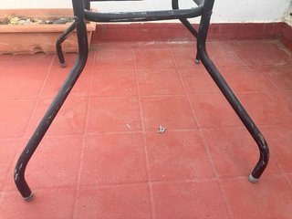 Mesa terraza cristal y metal negra para sombrilla