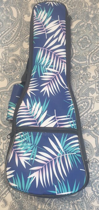 Ukelele con funda y afinador