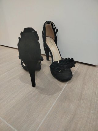 Zapatos de tacón negros con volantes