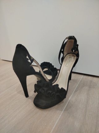 Zapatos de tacón negros con volantes
