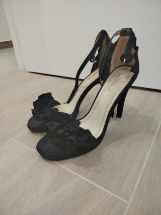 Zapatos de tacón negros con volantes