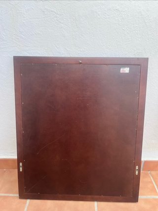 Cuadro decorativo con marco de madera oscuro