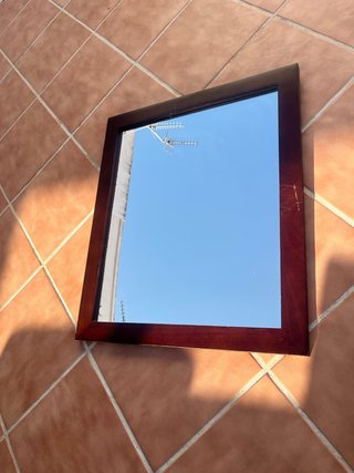 Cuadro decorativo con marco de madera oscuro