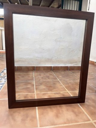 Cuadro decorativo con marco de madera oscuro