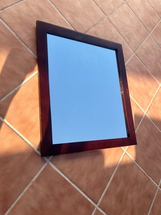 Cuadro decorativo con marco de madera oscuro