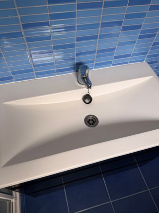 Móvel de casa de banho preto com lavatório