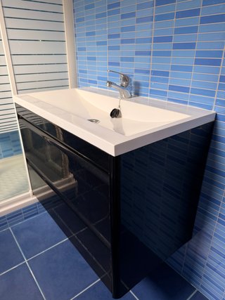Móvel de casa de banho preto com lavatório