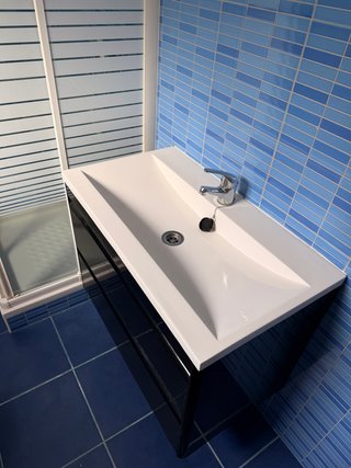 Móvel de casa de banho preto com lavatório
