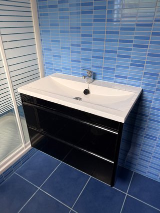 Móvel de casa de banho preto com lavatório