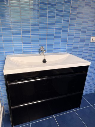 Móvel de casa de banho preto com lavatório