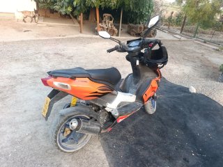 Moto 49cc Scooter Negra y Naranja