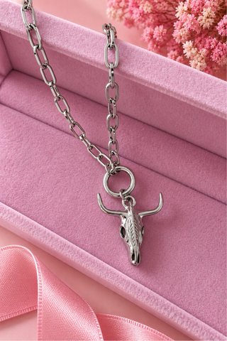 Collar con colgante de calavera de toro