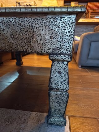 Mesa de centro marroquí con detalles plateados