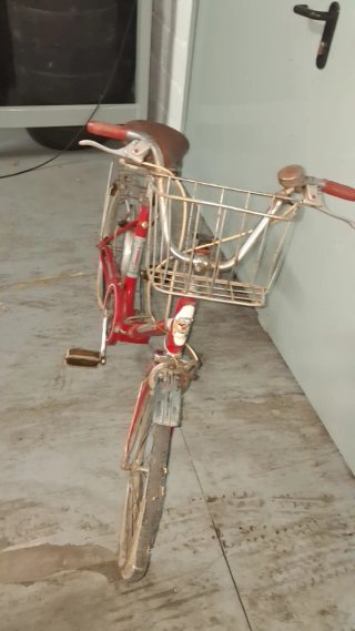 Bicicleta Antigua Roja con Cesta