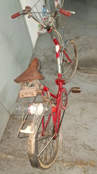Bicicleta Antigua Roja con Cesta
