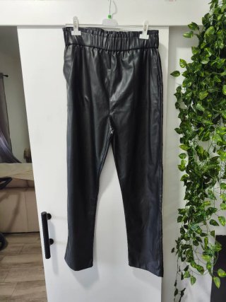 Pantalón efecto piel negro talla L
