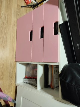 Mueble rosa y blanco de madera, sin cambiador