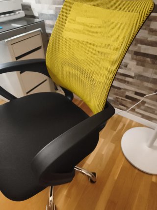 Silla de oficina ergonómica amarilla y negra