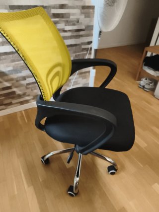 Silla de oficina ergonómica amarilla y negra