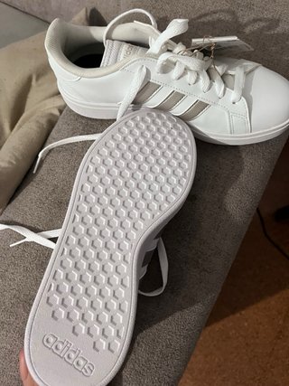 Zapatillas Adidas Blancas y Plateadas