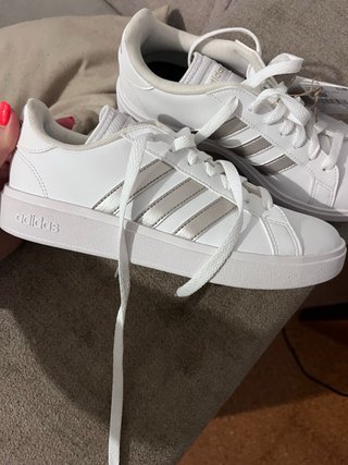 Zapatillas Adidas Blancas y Plateadas