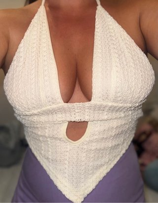 Top blanco de crochet con escote pronunciado