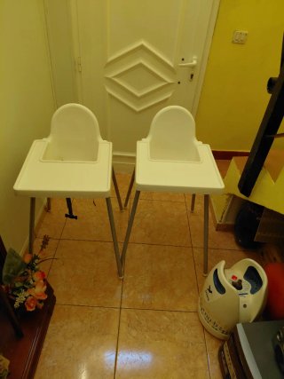 2 seggioloni per bambini bianchi