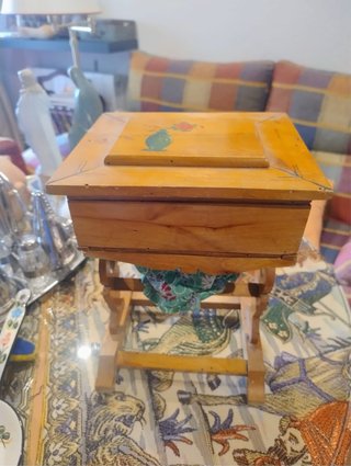 Costurero antiguo de madera