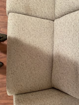 Sofá de tela beige y marrón