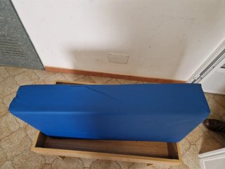 Cama para mascotas de madera y azul
