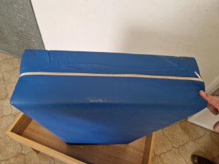 Cama para mascotas de madera y azul