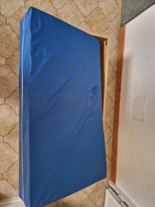 Cama para mascotas de madera y azul