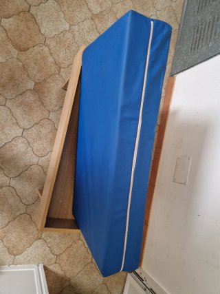 Cama para mascotas de madera y azul