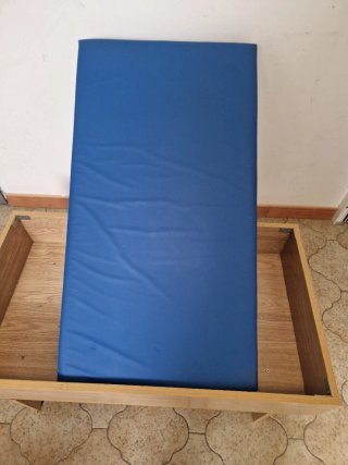 Cama para mascotas de madera y azul