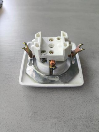 Dos enchufes y un interruptor conmutador blancos