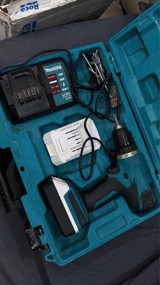 Taladro Makita + 2 Baterías + Cargador + Maletín