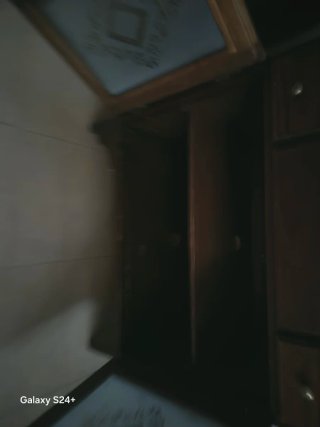Mueble de madera con espejo